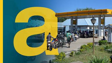 Eine lange Warteschlange vor einer Tankstelle in Malawi