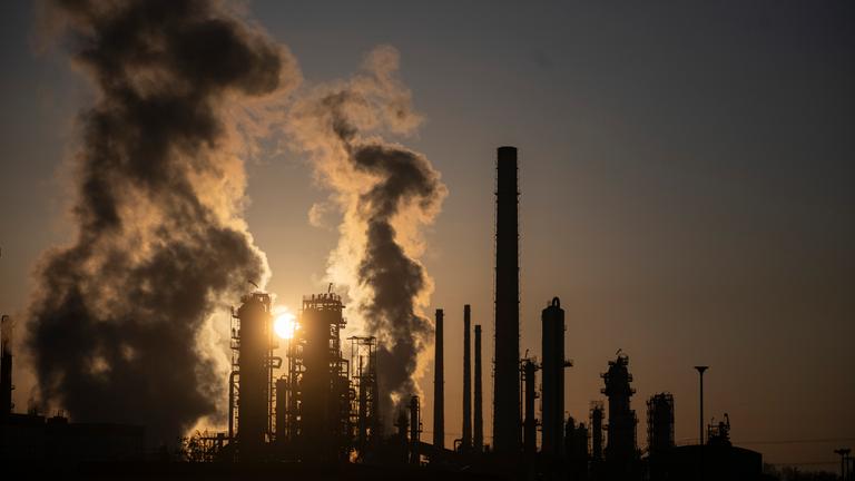 Über das Wochenende stieg der Ölpreis um knapp 30 Prozent auf bis zu 120 US-Dollar.