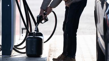 Nach Waffenruhe-Ankündigung in Iran: Ölpreise brechen ein