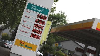Nordrhein-Westfalen, Köln: Blick auf die Preisanzeige einer Tankstelle nach 12 Uhr.