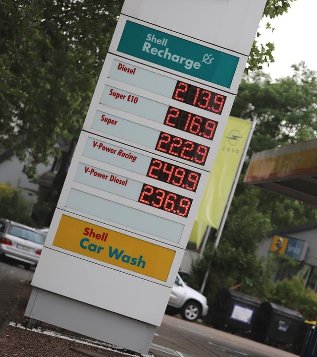 Nordrhein-Westfalen, Köln: Blick auf die Preisanzeige einer Tankstelle nach 12 Uhr.