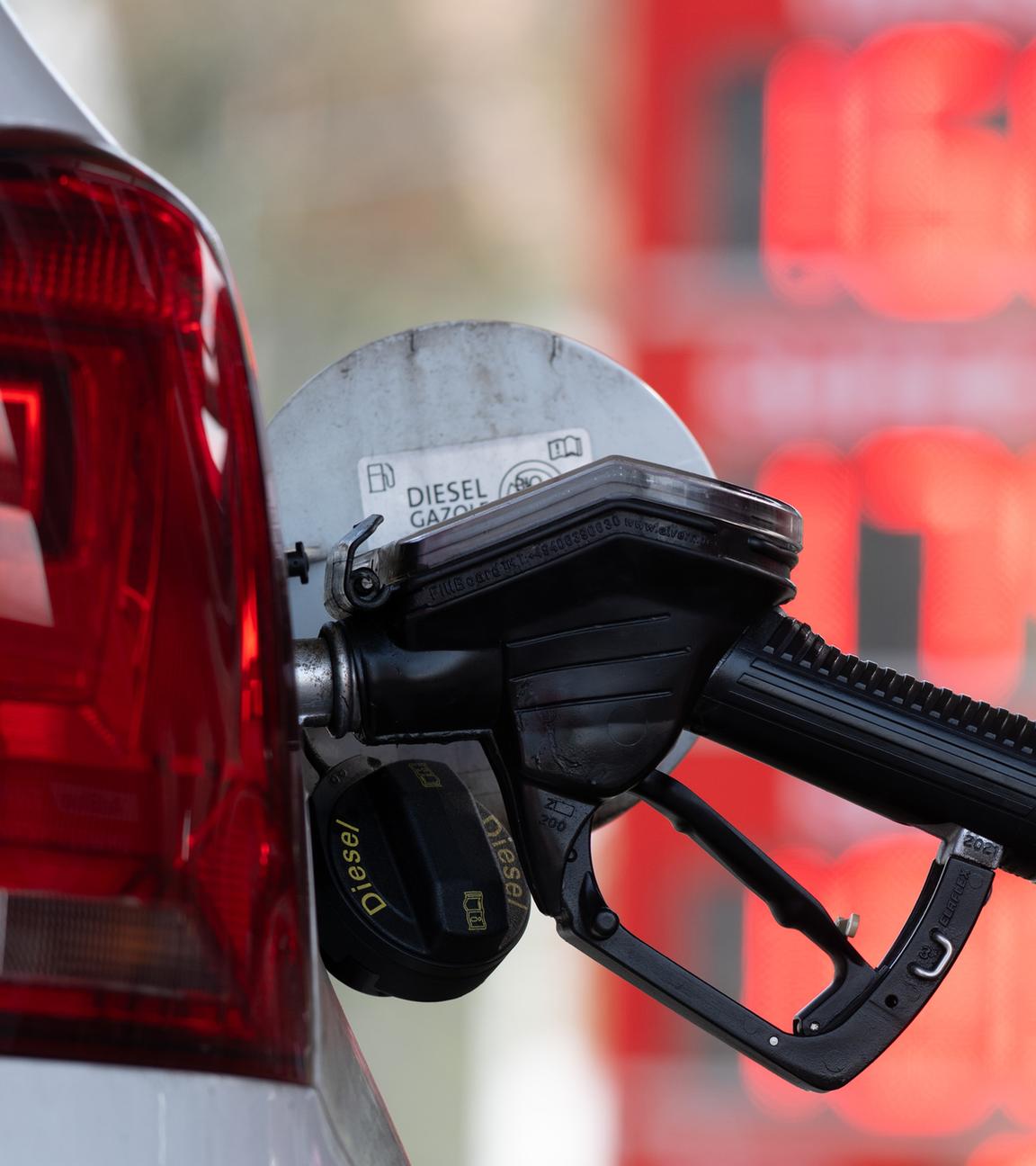 Ein Tankstutzen steckt am 16.04.2025 an einer Dresdner Tankstelle in der Tanköffnung eines Fahrzeugs.