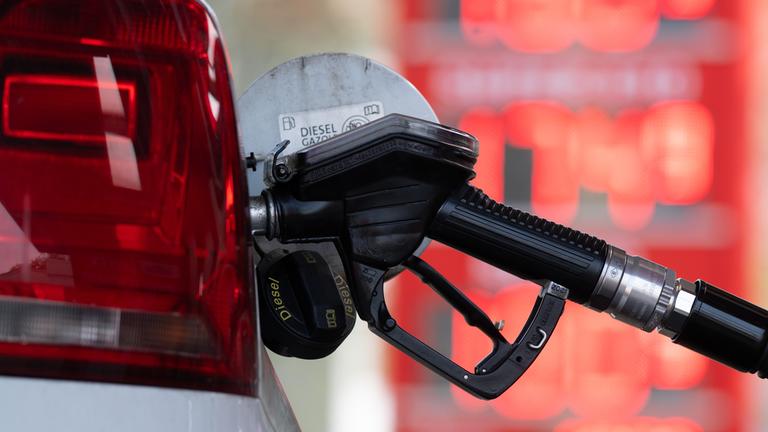 Ein Tankstutzen steckt am 16.04.2025 an einer Dresdner Tankstelle in der Tanköffnung eines Fahrzeugs.