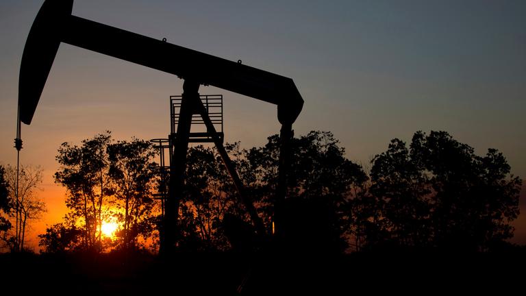 Ölpumpe in Venezuela bei Sonnenuntergang, Archivbild