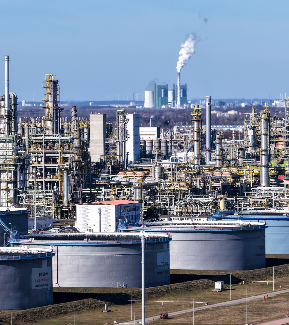 Archiv:  Blick auf die Anlagen der Total Energies Raffinerie im Chemiepark Leuna. 