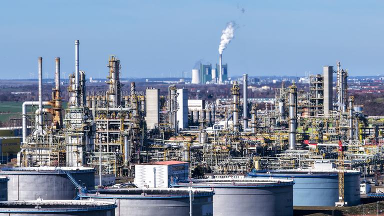 Archiv:  Blick auf die Anlagen der Total Energies Raffinerie im Chemiepark Leuna. 
