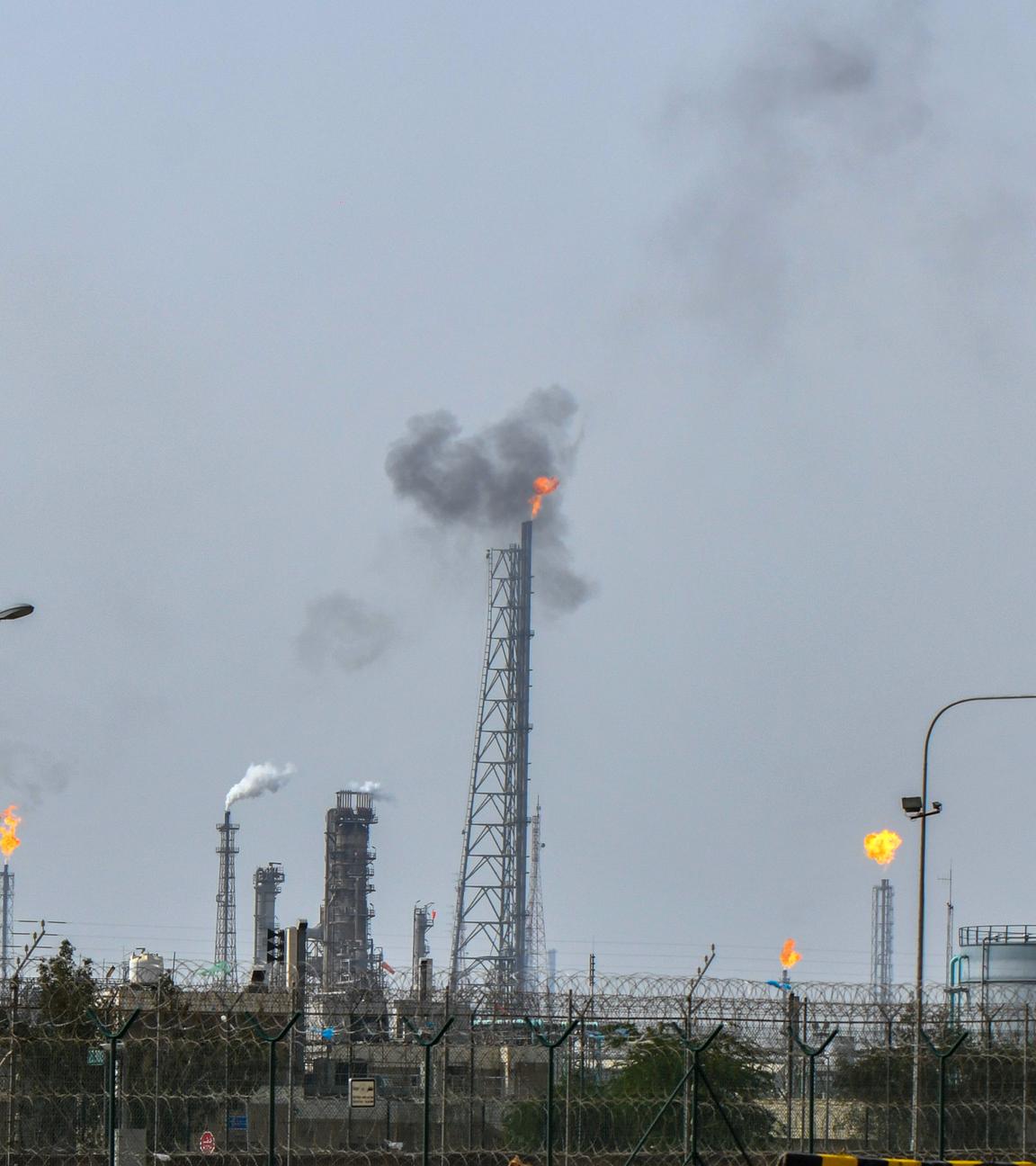 20.03.2026, Kuwait: Blick auf die Mina Al-Ahmadi Ölraffinerie in Kuwait.