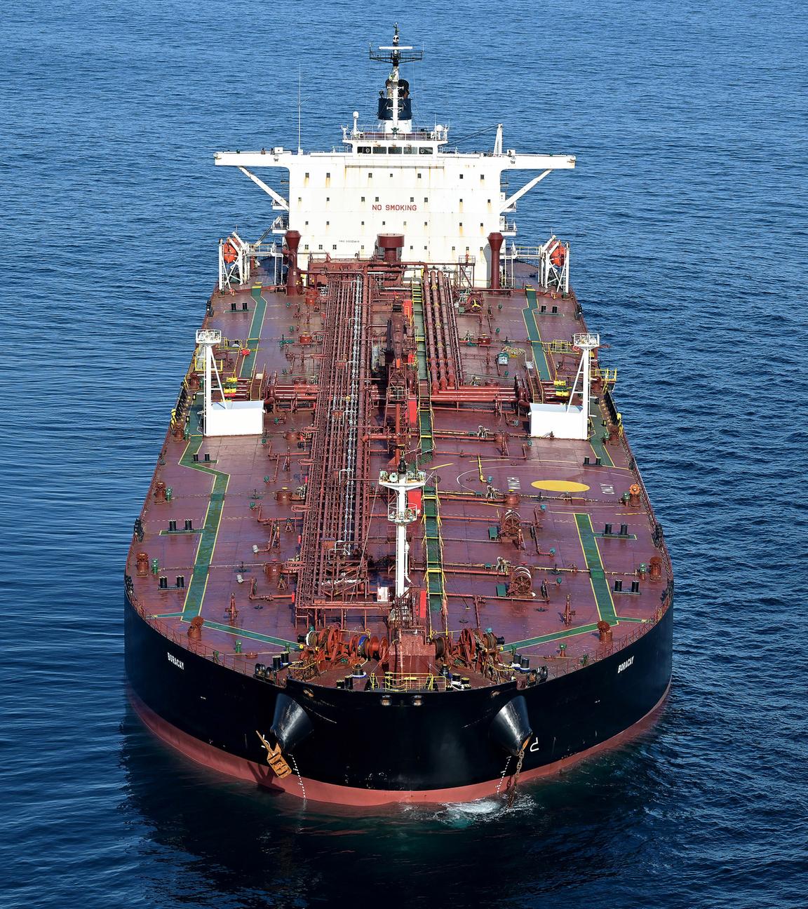 Dieses Luftbild vor der westfranzösischen Hafenstadt Saint-Nazaire zeigt den Tanker der «Schattenflotte» Russlands, der im Verdacht steht, an Drohnenflügen über Dänemark beteiligt zu sein