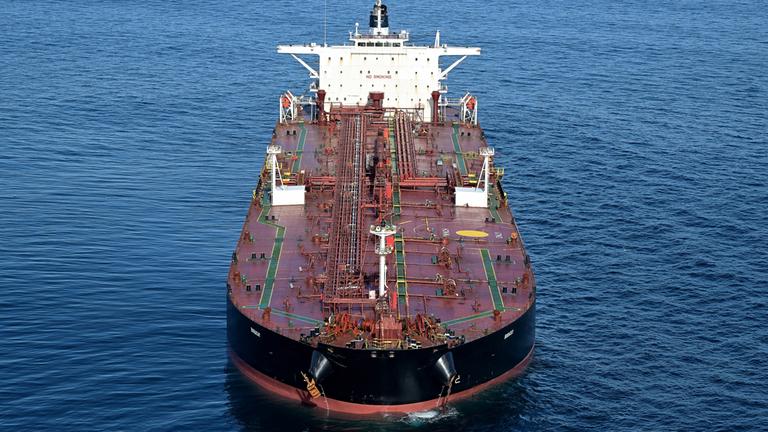 Dieses Luftbild vor der westfranzösischen Hafenstadt Saint-Nazaire zeigt den Tanker der «Schattenflotte» Russlands, der im Verdacht steht, an Drohnenflügen über Dänemark beteiligt zu sein