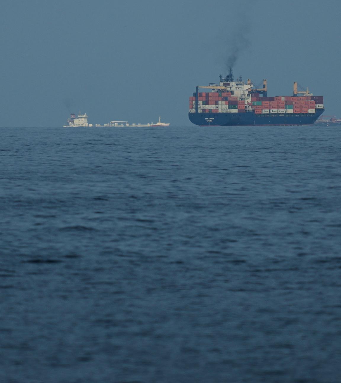 Frachtschiffe reihen sich in der Straße von Hormus auf, gesehen von Khor Fakkan in den Vereinigten Arabischen Emiraten.