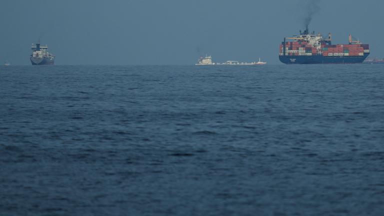 Frachtschiffe reihen sich in der Straße von Hormus auf, gesehen von Khor Fakkan in den Vereinigten Arabischen Emiraten.