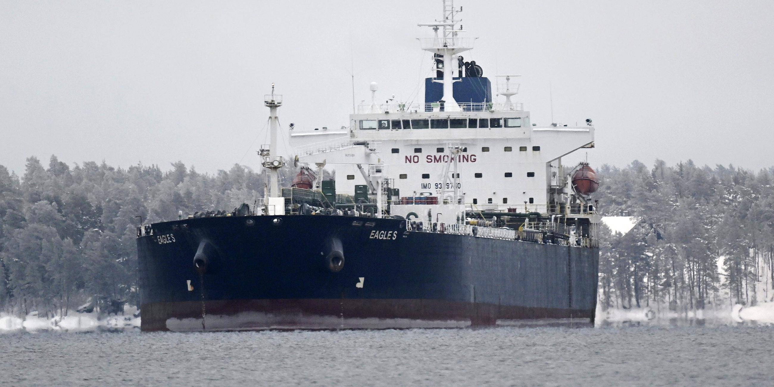 Der Öltanker Eagle S ankert in der Nähe des Hafens Kilpilahti in Porvoo, (Finnland)