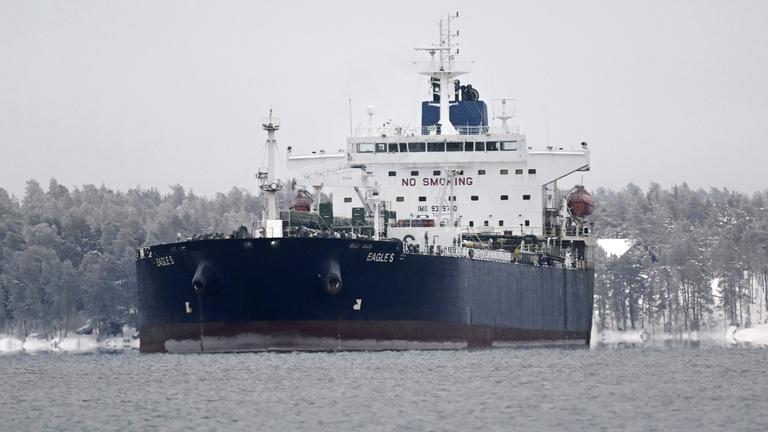 Der Öltanker Eagle S ankert in der Nähe des Hafens Kilpilahti in Porvoo, (Finnland)