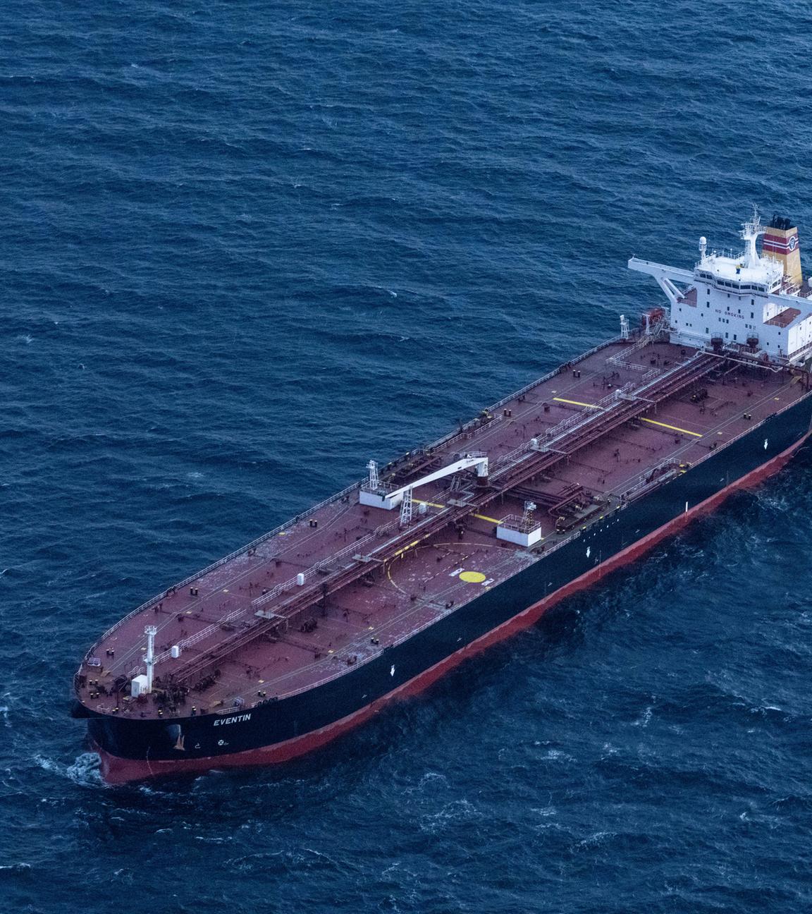 Der Öltanker "Eventin" vor der Küste der Insel Rügen am 10.01.2025.