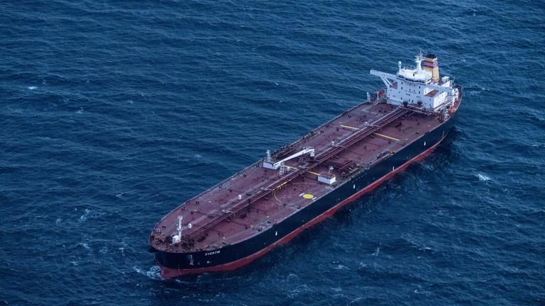 Der Öltanker "Eventin" vor der Küste der Insel Rügen am 10.01.2025.
