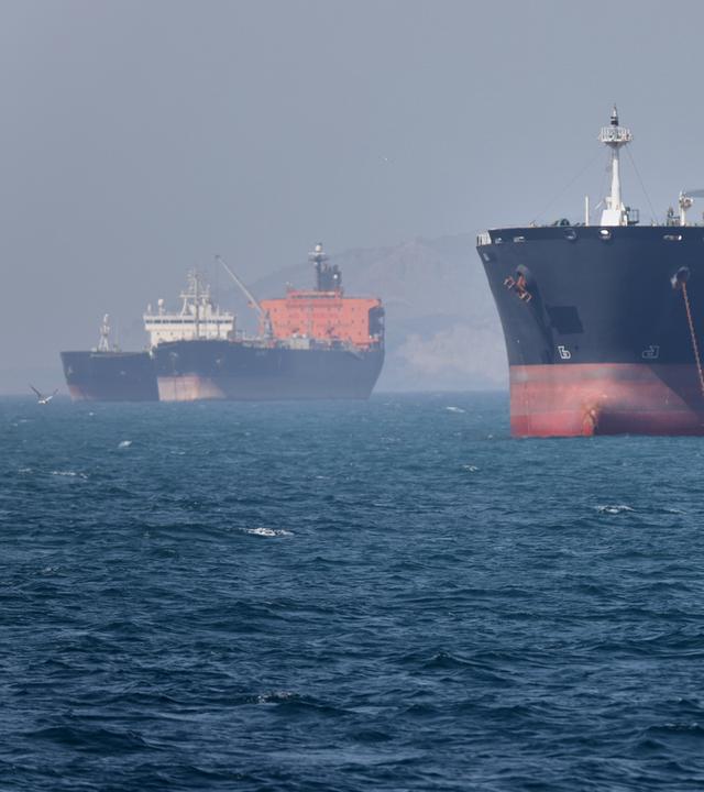 Archiv:  Öltanker liegen in der Straße von Hormuz vor Bandar Abbas, Iran, vor Anker.