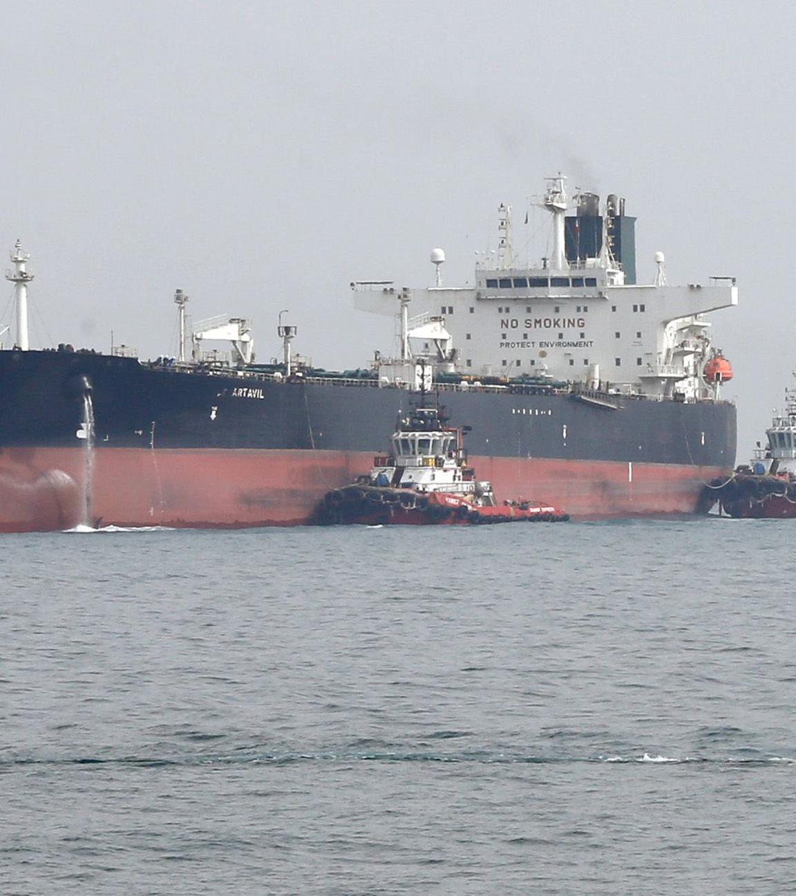 Iranisches Militär kontrollieren einen Öltanker. (Archiv)