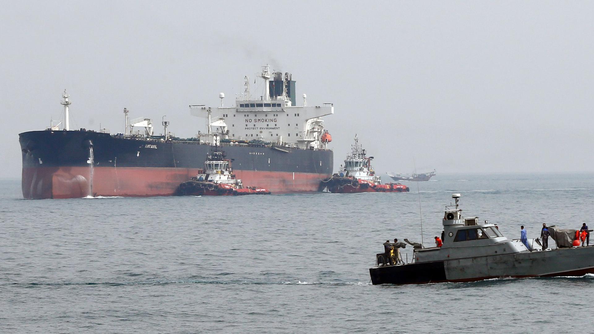 Iranisches Militär kontrollieren einen Öltanker. (Archiv)