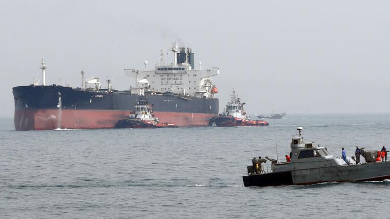 Iranisches Militär kontrollieren einen Öltanker. (Archiv)