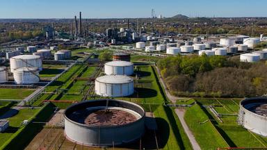 Eine Luftaufnahme zeigt das Tanklager Aral bei den Ruhr-Oel-Raffinerien der BP Gelsenkirchen GmbH in Gelsenkirchen am 07.04.2026. 