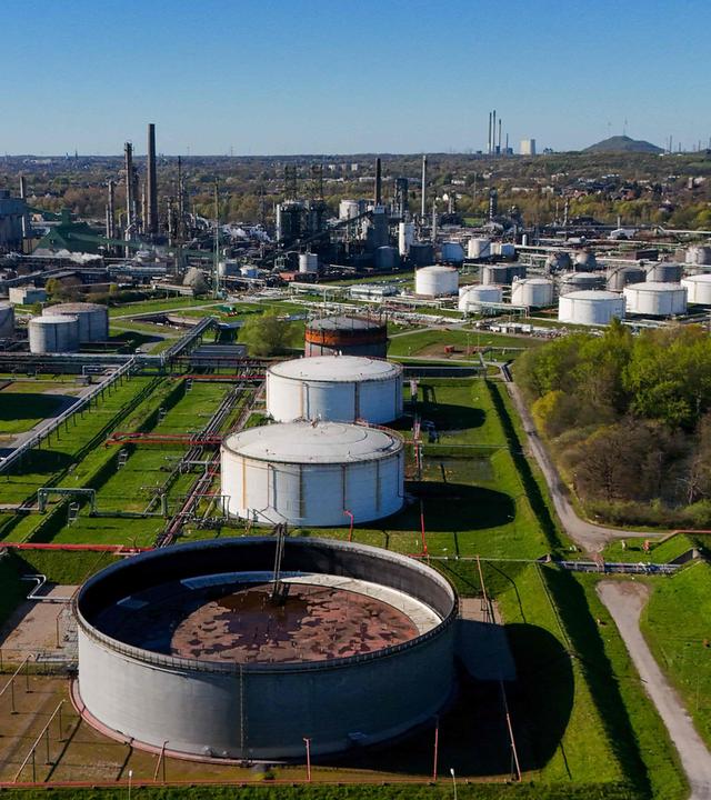 Eine Luftaufnahme zeigt das Tanklager Aral bei den Ruhr-Oel-Raffinerien der BP Gelsenkirchen GmbH in Gelsenkirchen am 07.04.2026. 