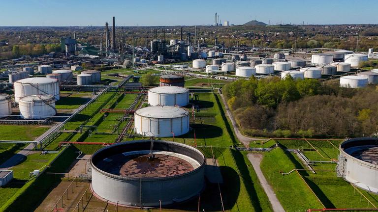 Eine Luftaufnahme zeigt das Tanklager Aral bei den Ruhr-Oel-Raffinerien der BP Gelsenkirchen GmbH in Gelsenkirchen am 07.04.2026. 