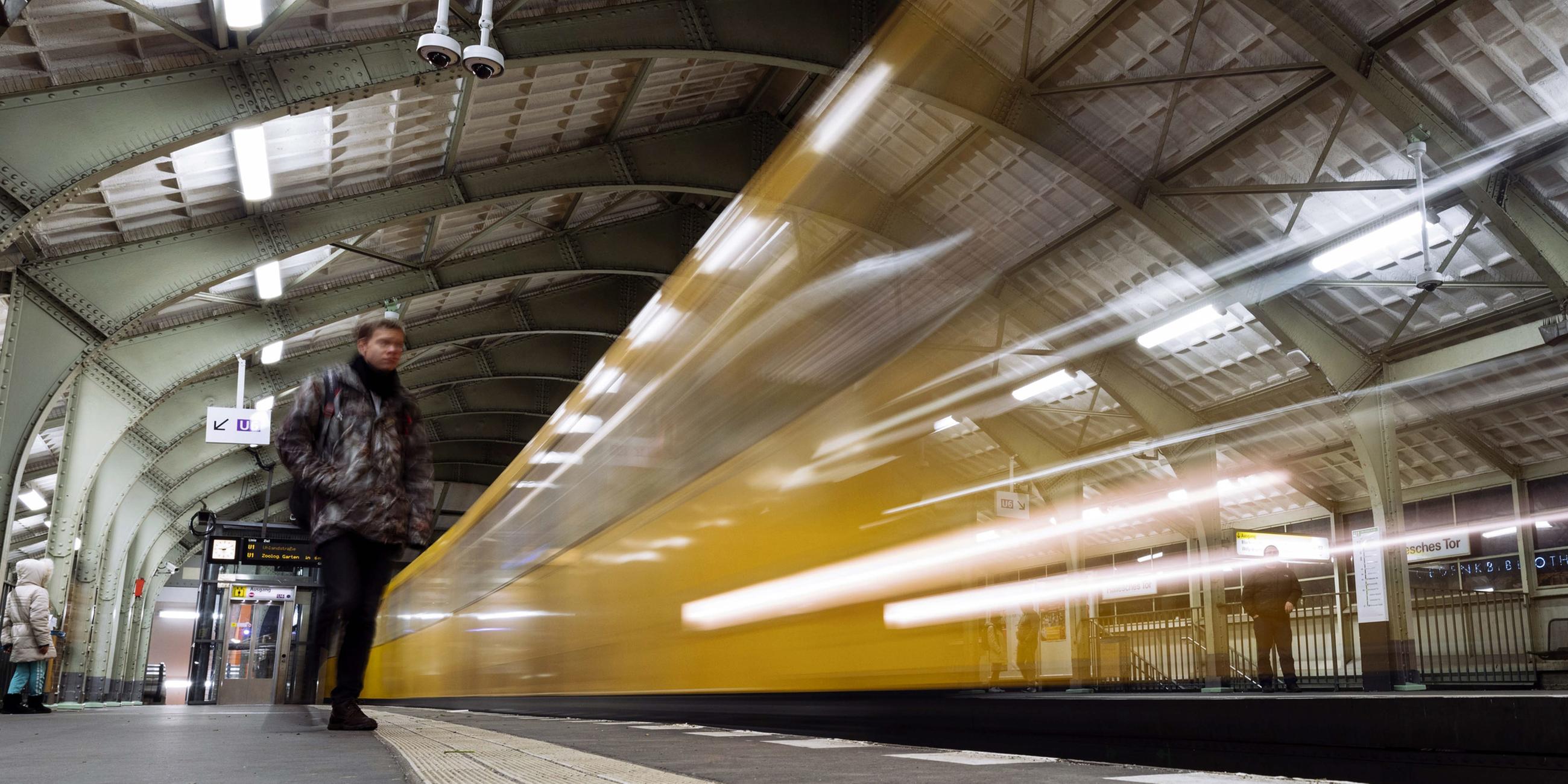 Archiv: Eine einfahrende U-Bahn in der Berliner Haltestelle "Hallesches Tor" in Berlin am 26.12.2017