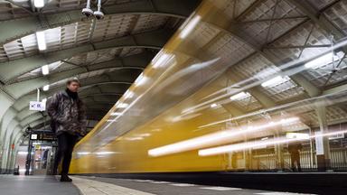 Archiv: Eine einfahrende U-Bahn in der Berliner Haltestelle "Hallesches Tor" in Berlin am 26.12.2017