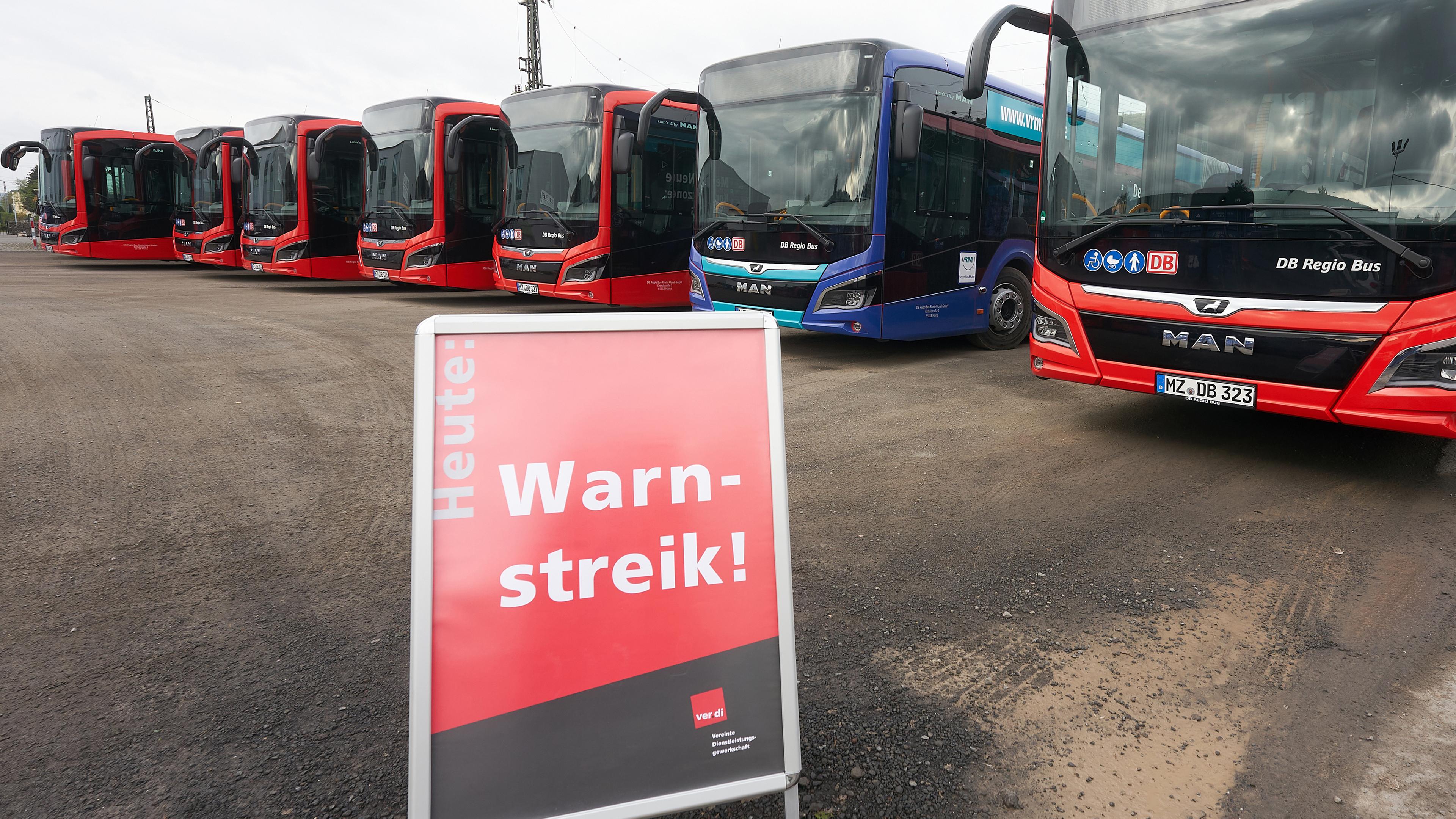 Rheinland-Pfalz, Lahnstein: Linienbusse stehen auf dem Betriebshof von DB-Regio.