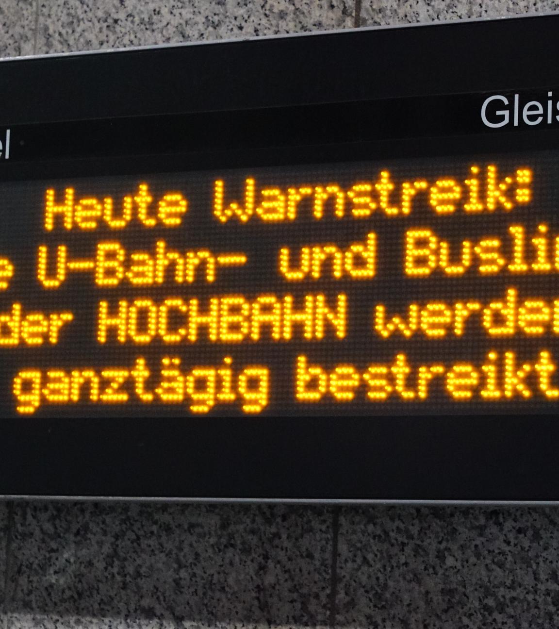 Man sieht eine Anzeigetafel mit der Reklame, dass der ÖPNV an diesem Tag streikt
