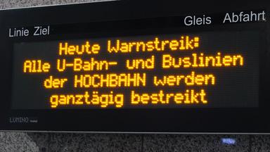 Man sieht eine Anzeigetafel mit der Reklame, dass der ÖPNV an diesem Tag streikt