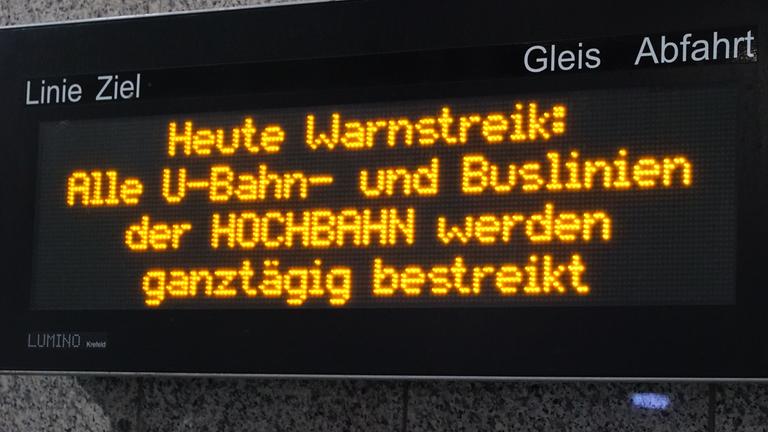 Man sieht eine Anzeigetafel mit der Reklame, dass der ÖPNV an diesem Tag streikt