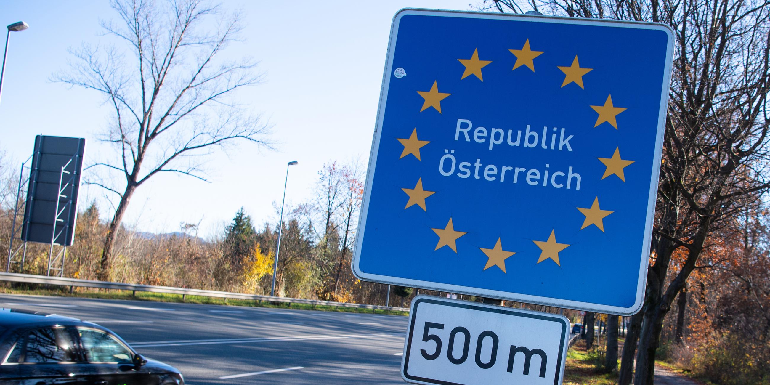 Ein Schild mit der Aufschrift "Republik Österreich" ist an der Bundesstraße 304 in Richtung Österreich an der Grenze "Saalachbrücke" zu sehen. 