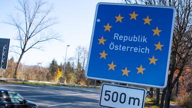 Ein Schild mit der Aufschrift "Republik Österreich" ist an der Bundesstraße 304 in Richtung Österreich an der Grenze "Saalachbrücke" zu sehen. 