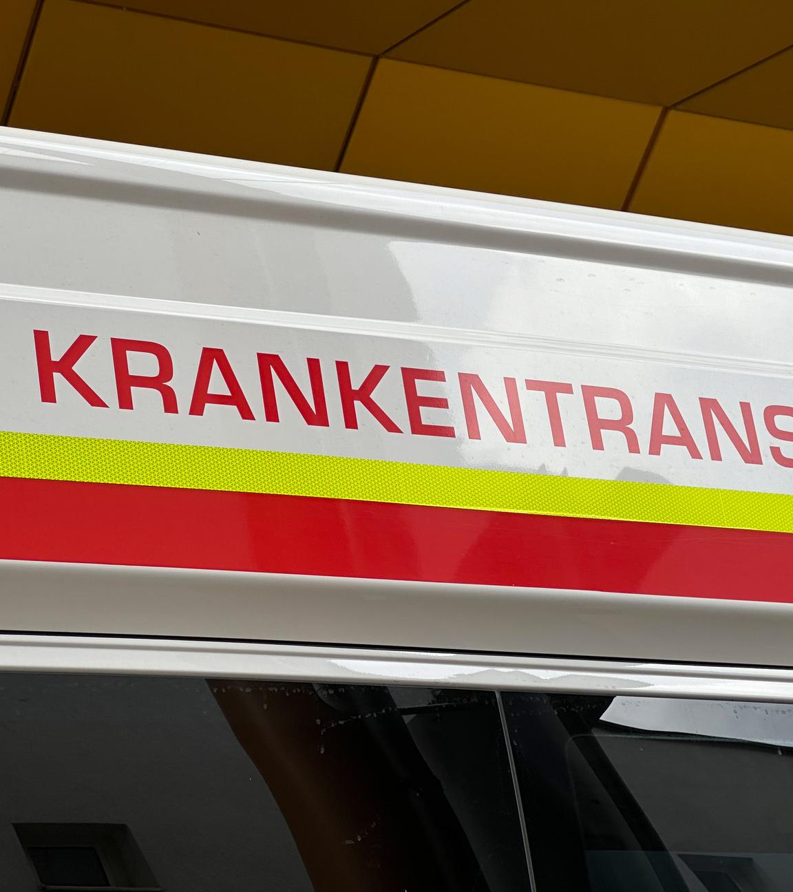 Österreich, Lilienfeld: Ein Fahrzeug eines Rettungsdienstes trägt die Aufschrift "Krankentransport".