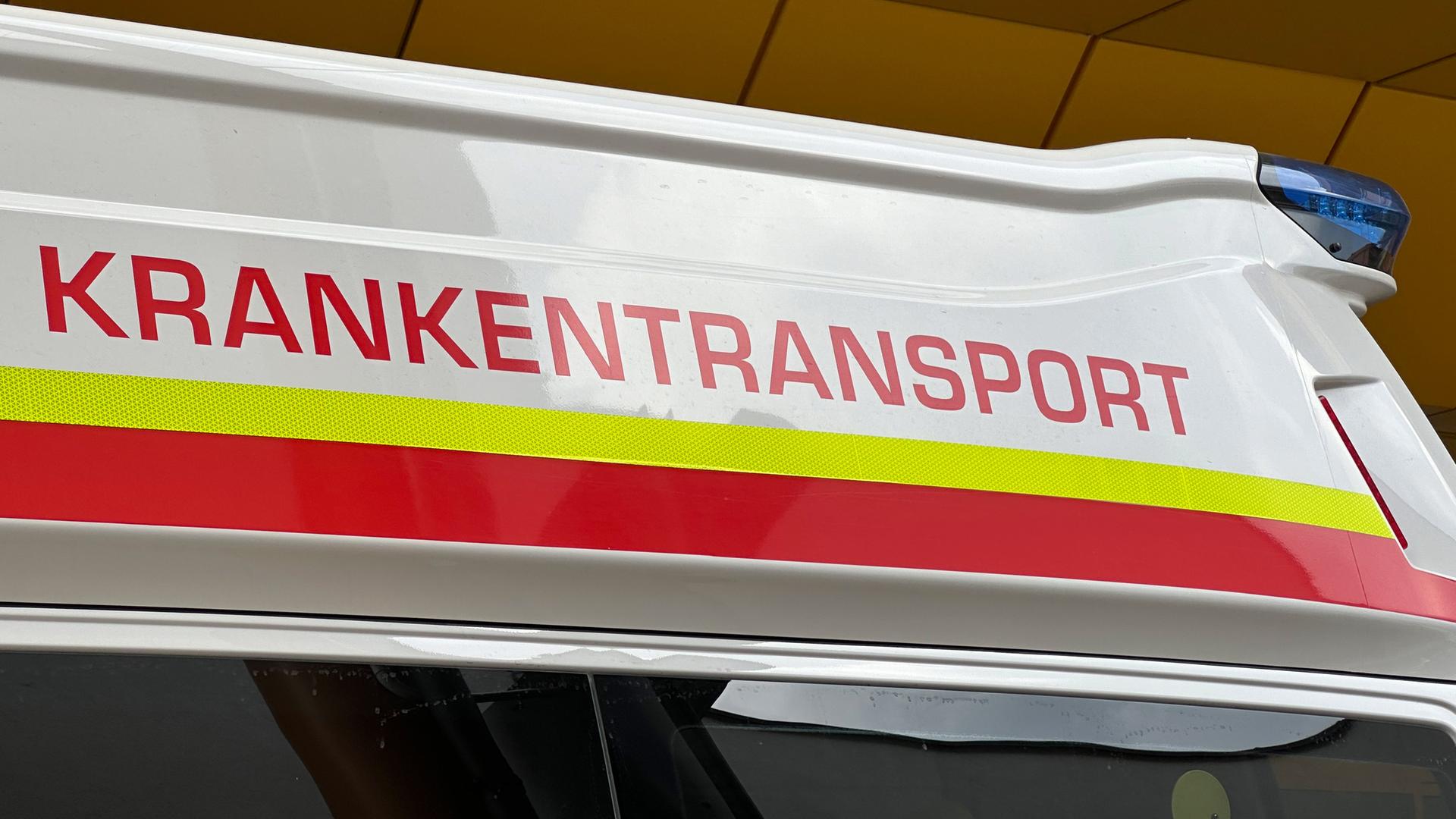 Österreich, Lilienfeld: Ein Fahrzeug eines Rettungsdienstes trägt die Aufschrift "Krankentransport".