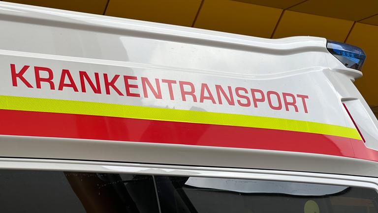 Österreich, Lilienfeld: Ein Fahrzeug eines Rettungsdienstes trägt die Aufschrift "Krankentransport".