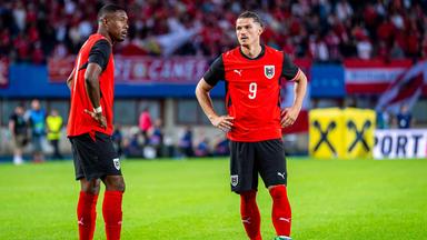David Alaba und Marcel Sabitzer stehen nebeneinander vor dem Ball und sprechen sich ab, wer den Freistoß treten wird.