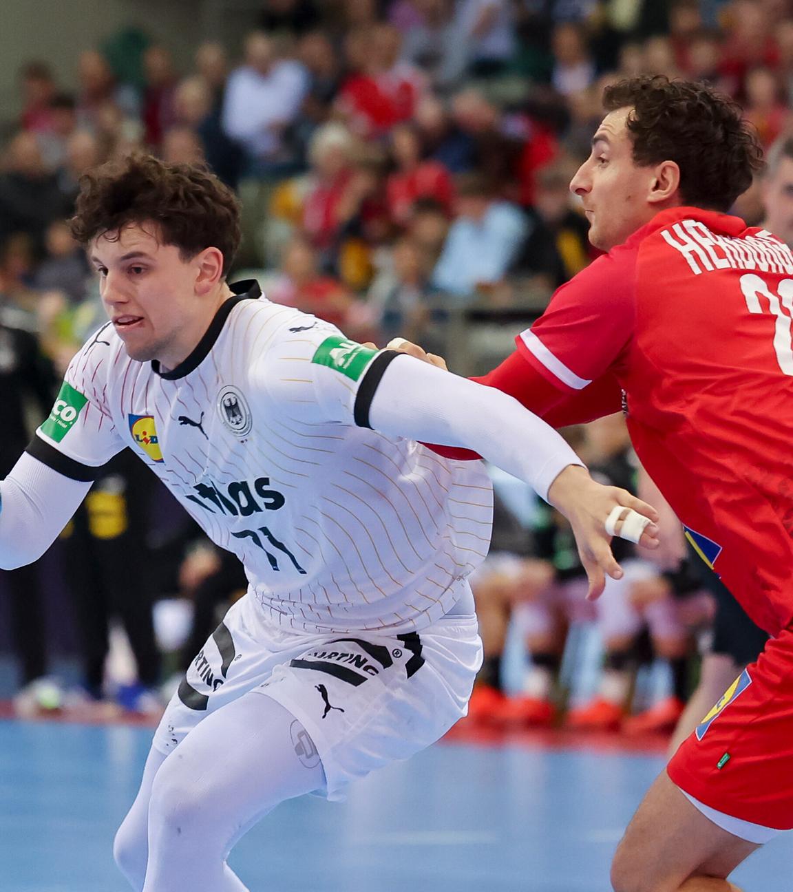 Marko Grgic (Deutschland) und Lukas Herburger (Österreich) kämpfen um den Ball.