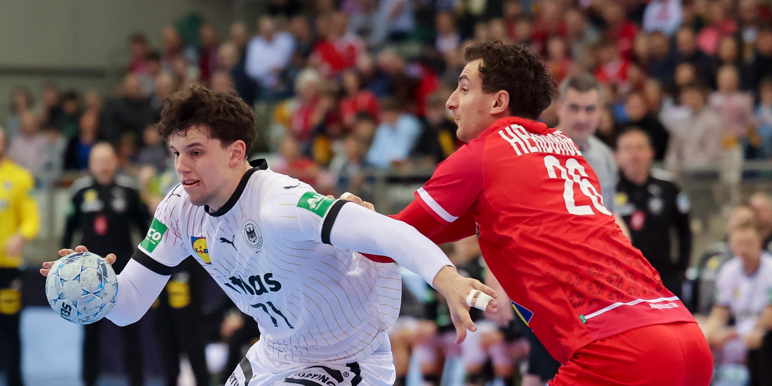 Marko Grgic (Deutschland) und Lukas Herburger (Österreich) kämpfen um den Ball.
