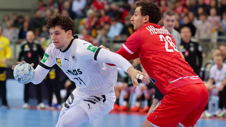 Marko Grgic (Deutschland) und Lukas Herburger (Österreich) kämpfen um den Ball.