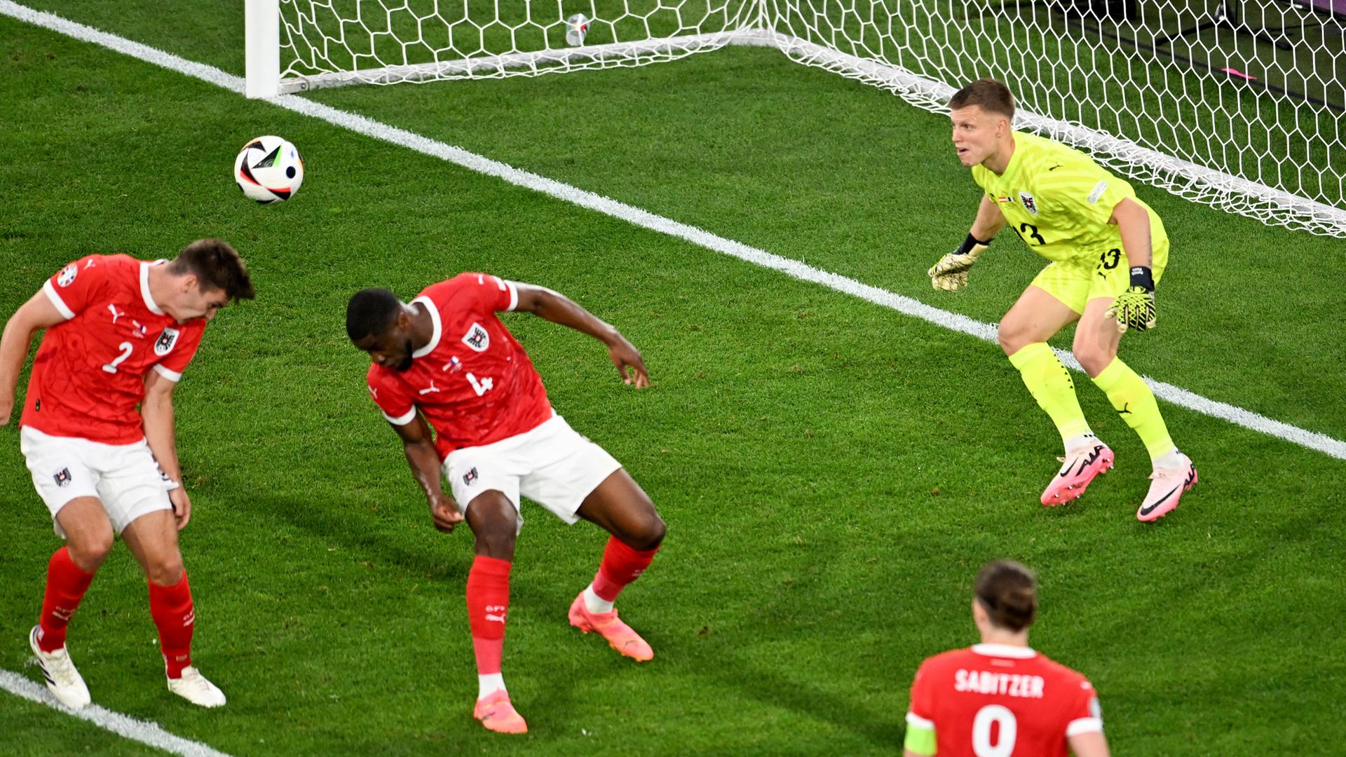Österreichs Maximilian Wöber (l) köpf den Ball ins eigene Tor zum 0:1.