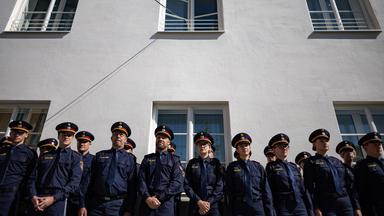 Österreichische Polizeibeamte stehen vor der neu eröffneten Polizeidienststelle in dem Gebäude, in dem Adolf Hitler 1889 in Braunau am Inn (Österreich) geboren wurde. 