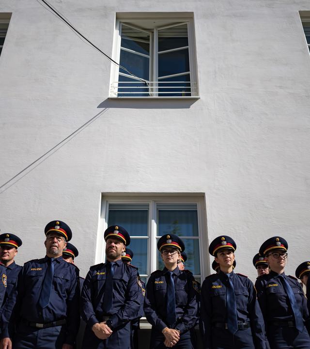 Österreichische Polizeibeamte stehen vor der neu eröffneten Polizeidienststelle in dem Gebäude, in dem Adolf Hitler 1889 in Braunau am Inn (Österreich) geboren wurde. 