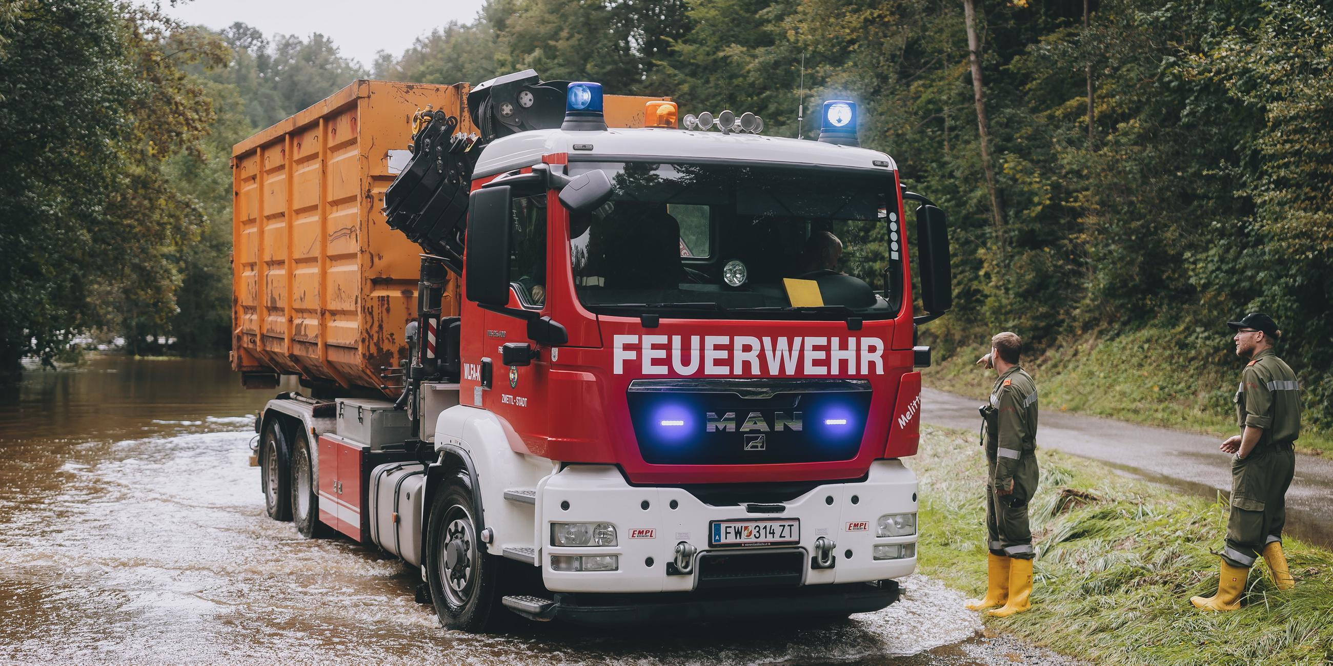 Feuerwehrauto, Feuerwehrmänner, Hochwasser in Österreich