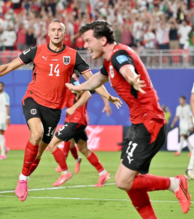 Österreicher Spieler jubeln anch dem Siegtor von Sasa Kalajdzic