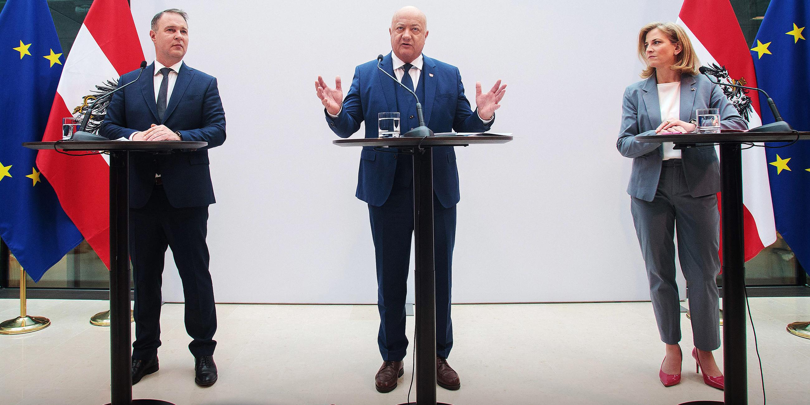 Archiv: (L-R) Andreas Babler (SPÖ), Christian Stocker ( ÖVP) und Beate Meinl-Reisinger (NEOS), aufgenommen am 27.02.2025