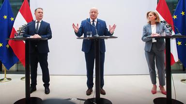 Archiv: (L-R) Andreas Babler (SPÖ), Christian Stocker ( ÖVP) und Beate Meinl-Reisinger (NEOS), aufgenommen am 27.02.2025
