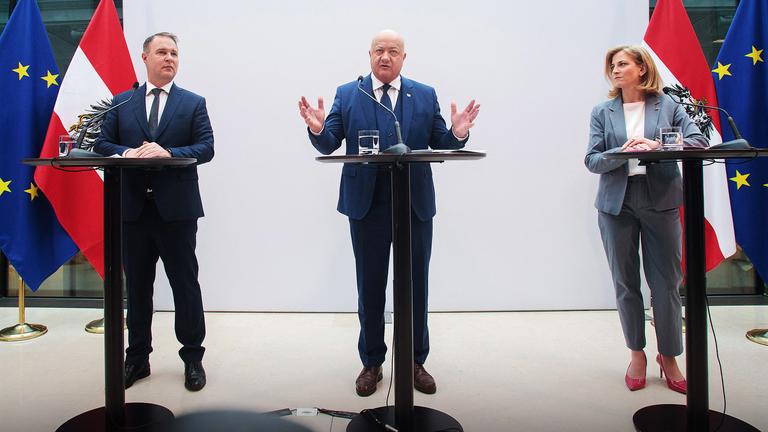 Archiv: (L-R) Andreas Babler (SPÖ), Christian Stocker ( ÖVP) und Beate Meinl-Reisinger (NEOS), aufgenommen am 27.02.2025