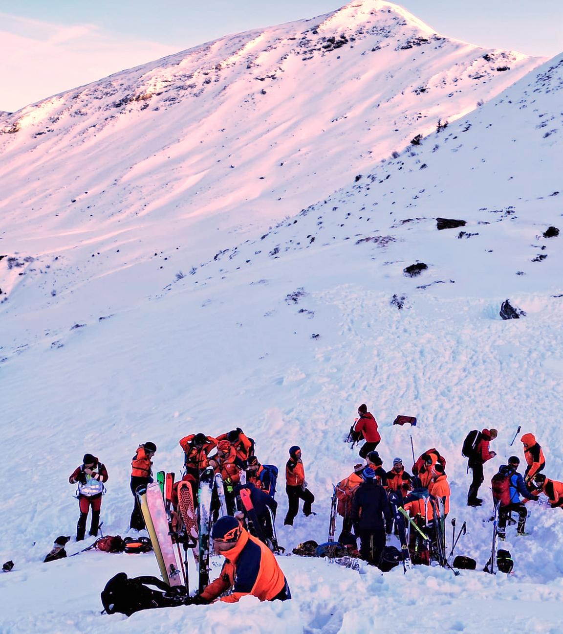 Auf diesem Foto der Bergrettung Pongau suchen Retter nach einem Lawinenabgang in der Region Salzburg Pongau im Westen Österreichs am Samstag, 17. Januar 2026, nach Menschen. 
